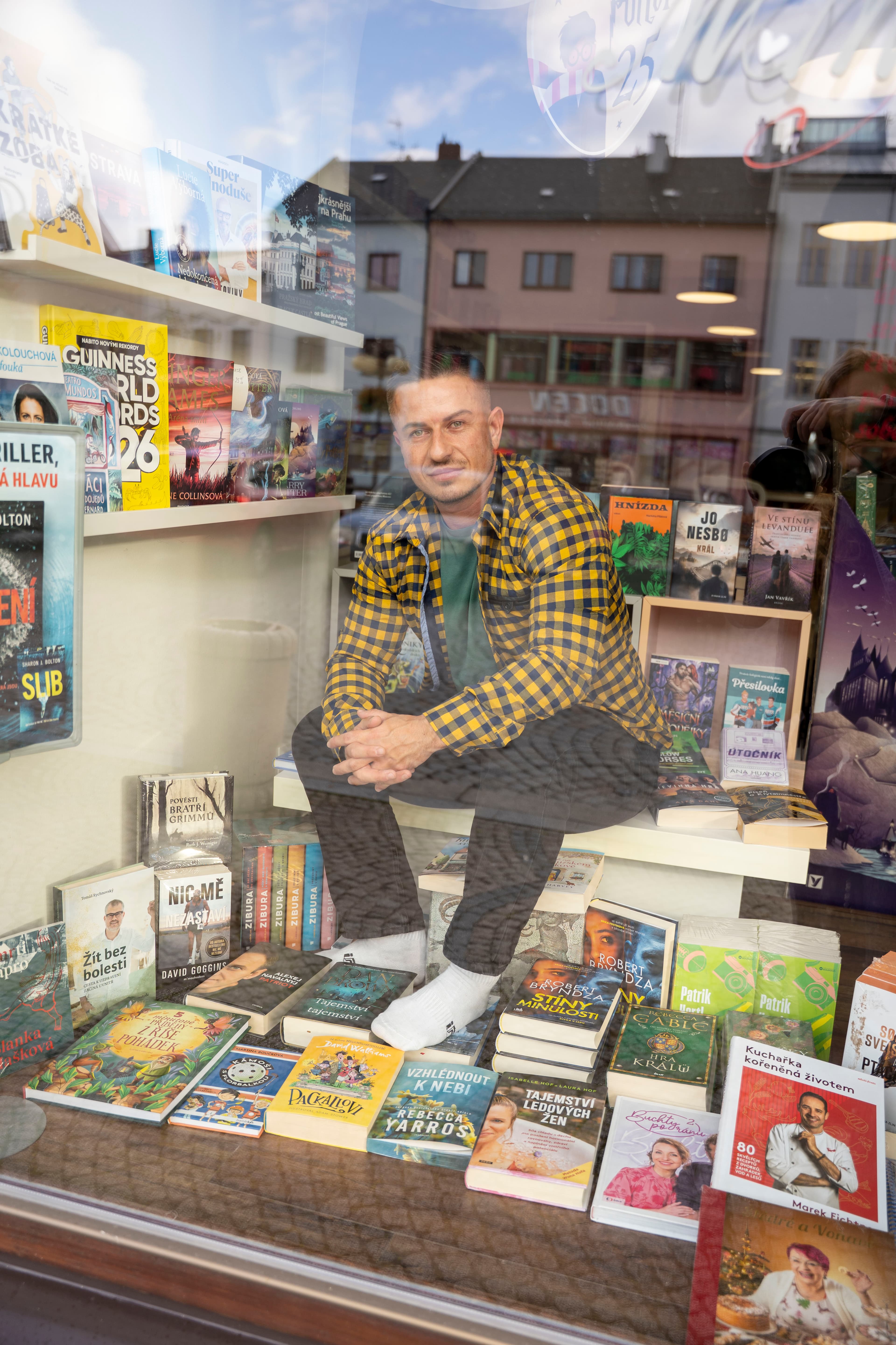 Kristián Karban ve výloze knihkupectví